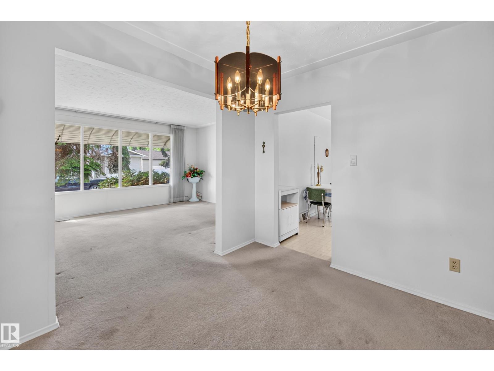 7704 104 AV NW - 8