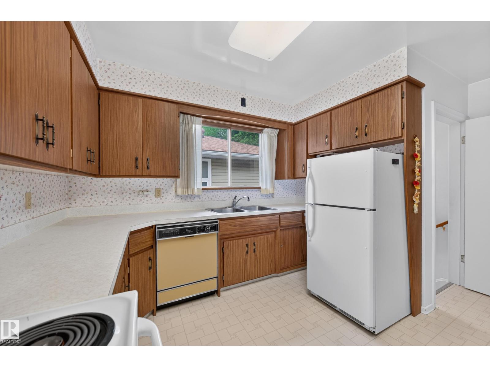 7704 104 AV NW - 13