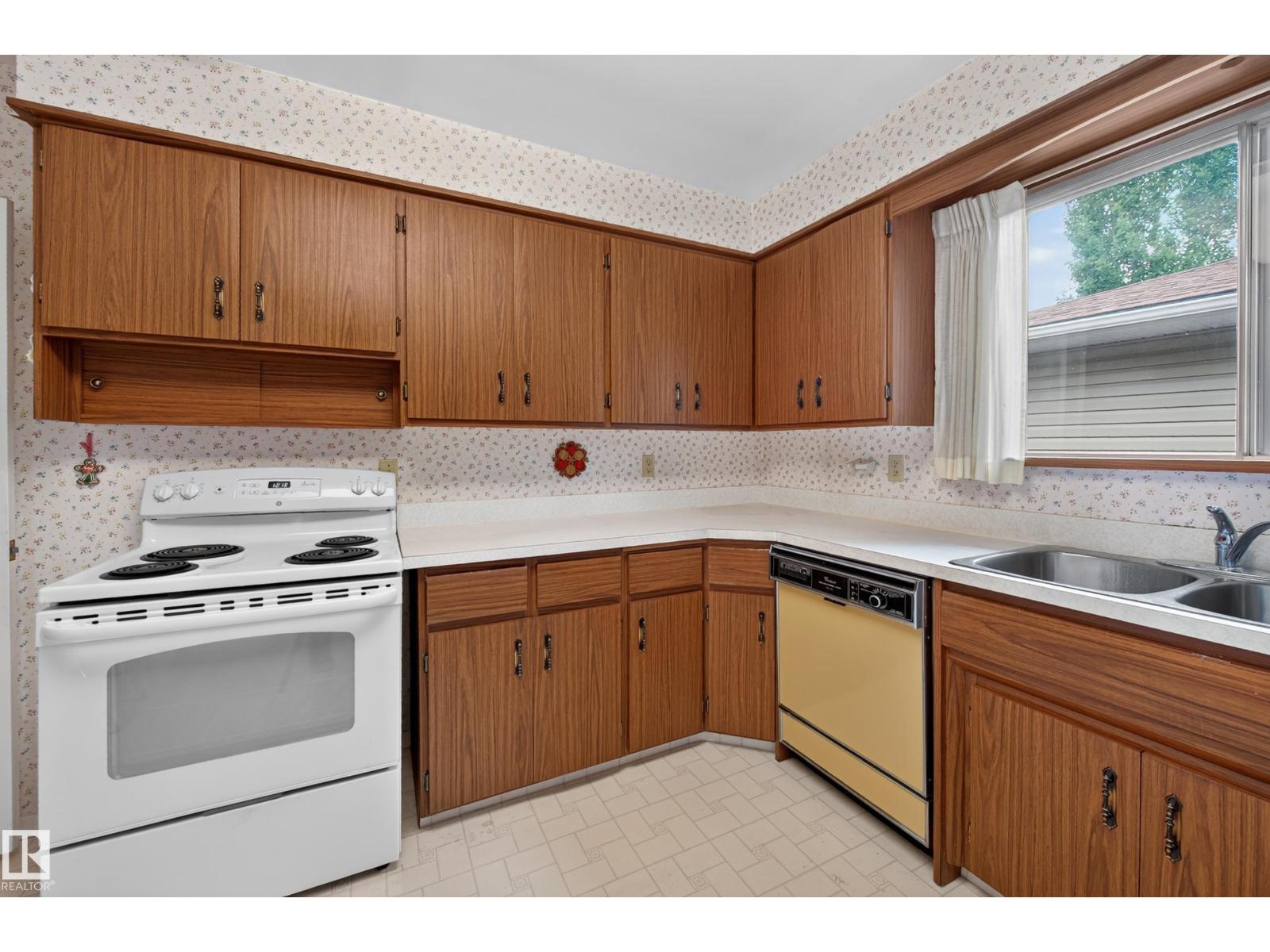 7704 104 AV NW - 14