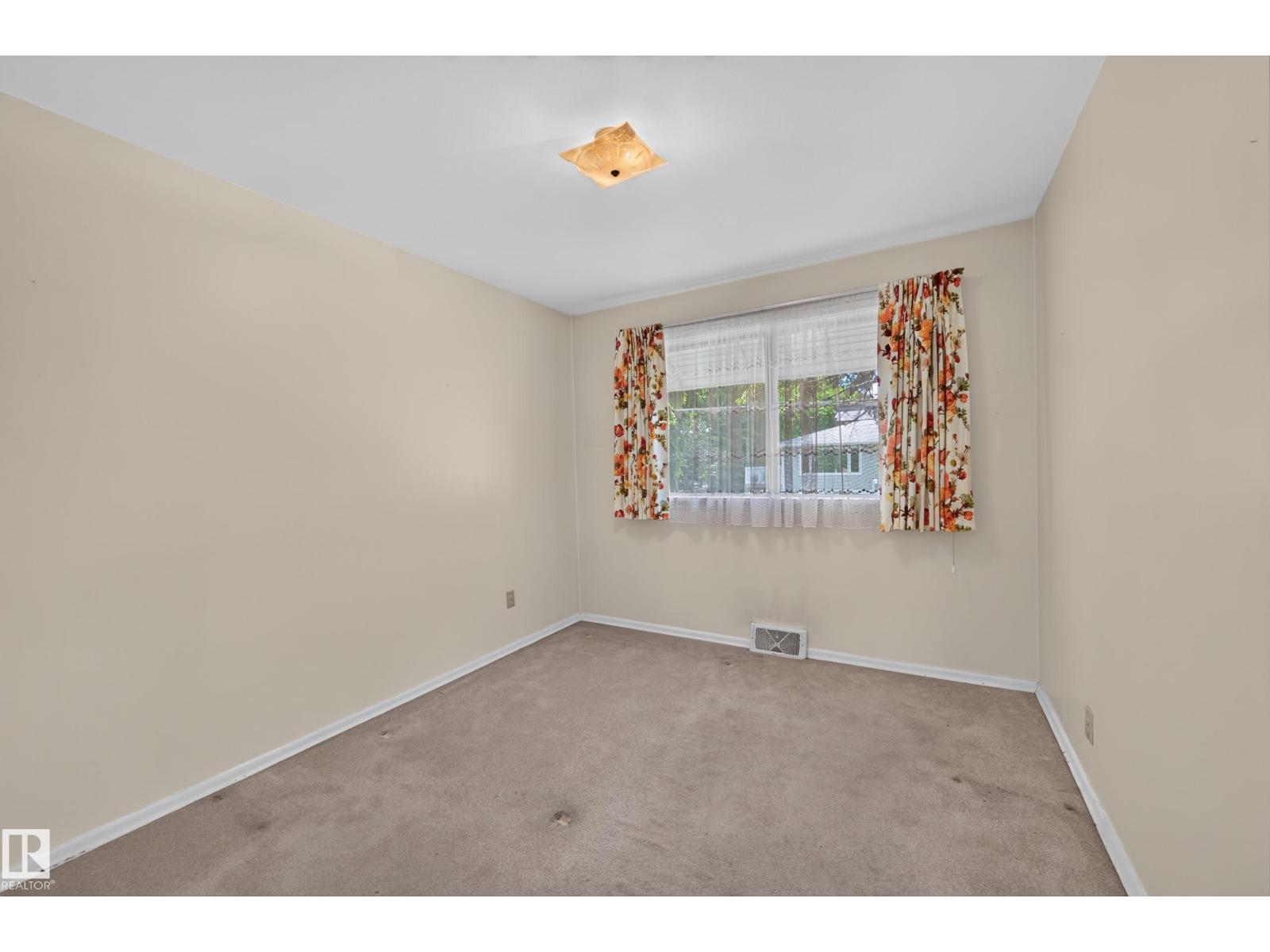 7704 104 AV NW - 22