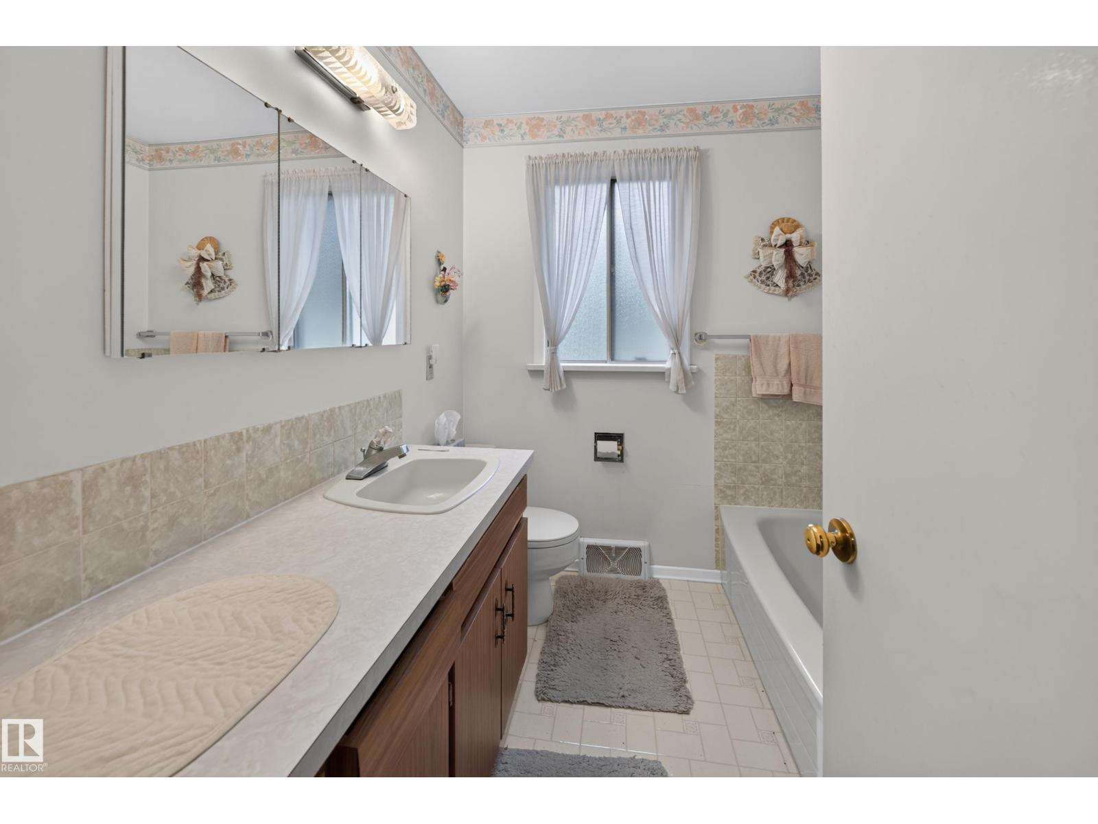 7704 104 AV NW - 26