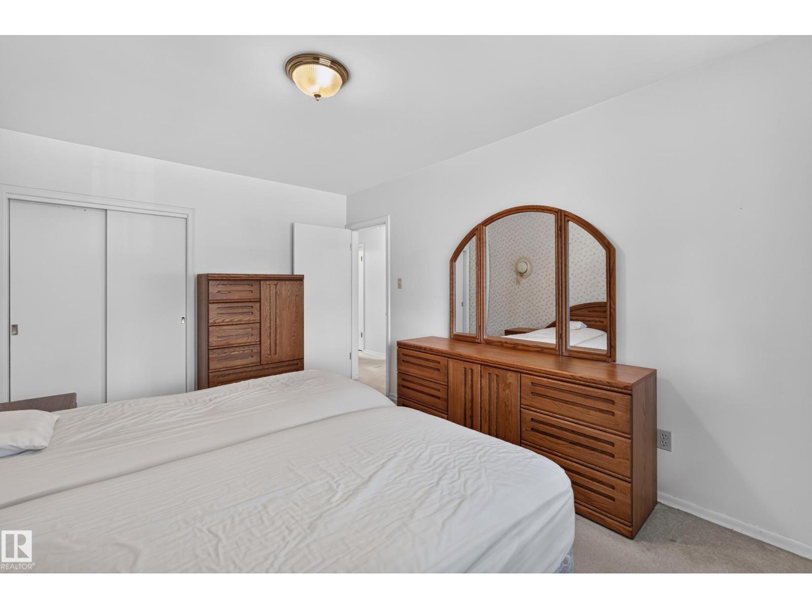 7704 104 AV NW - 18