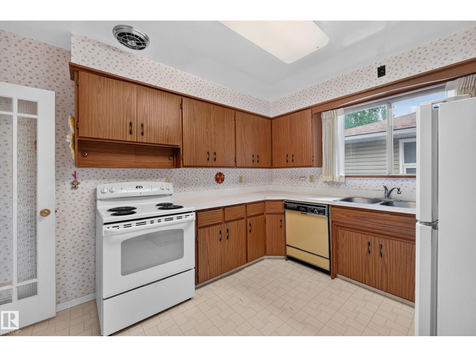 7704 104 AV NW - 16