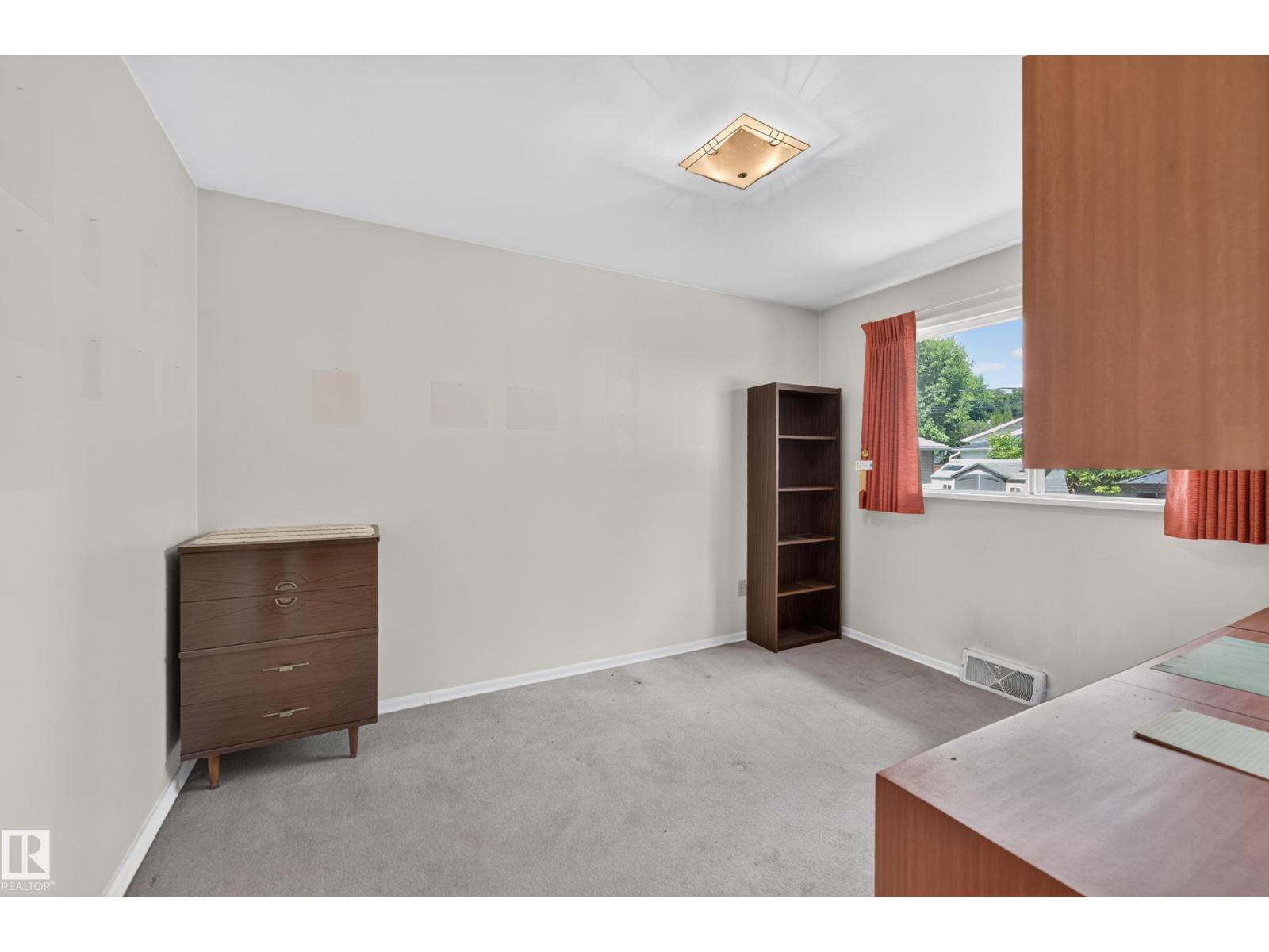 7704 104 AV NW - 30