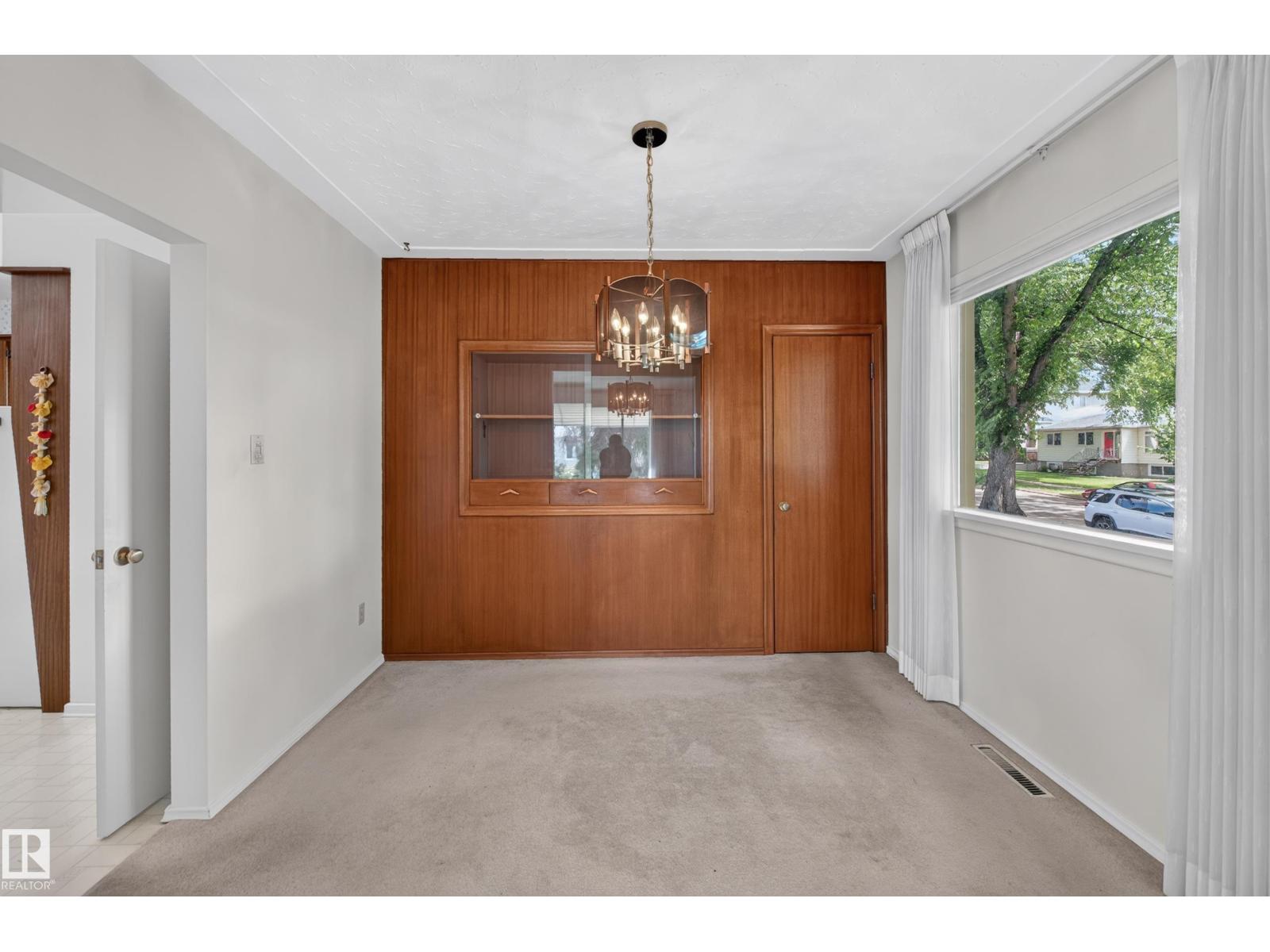 7704 104 AV NW - 10