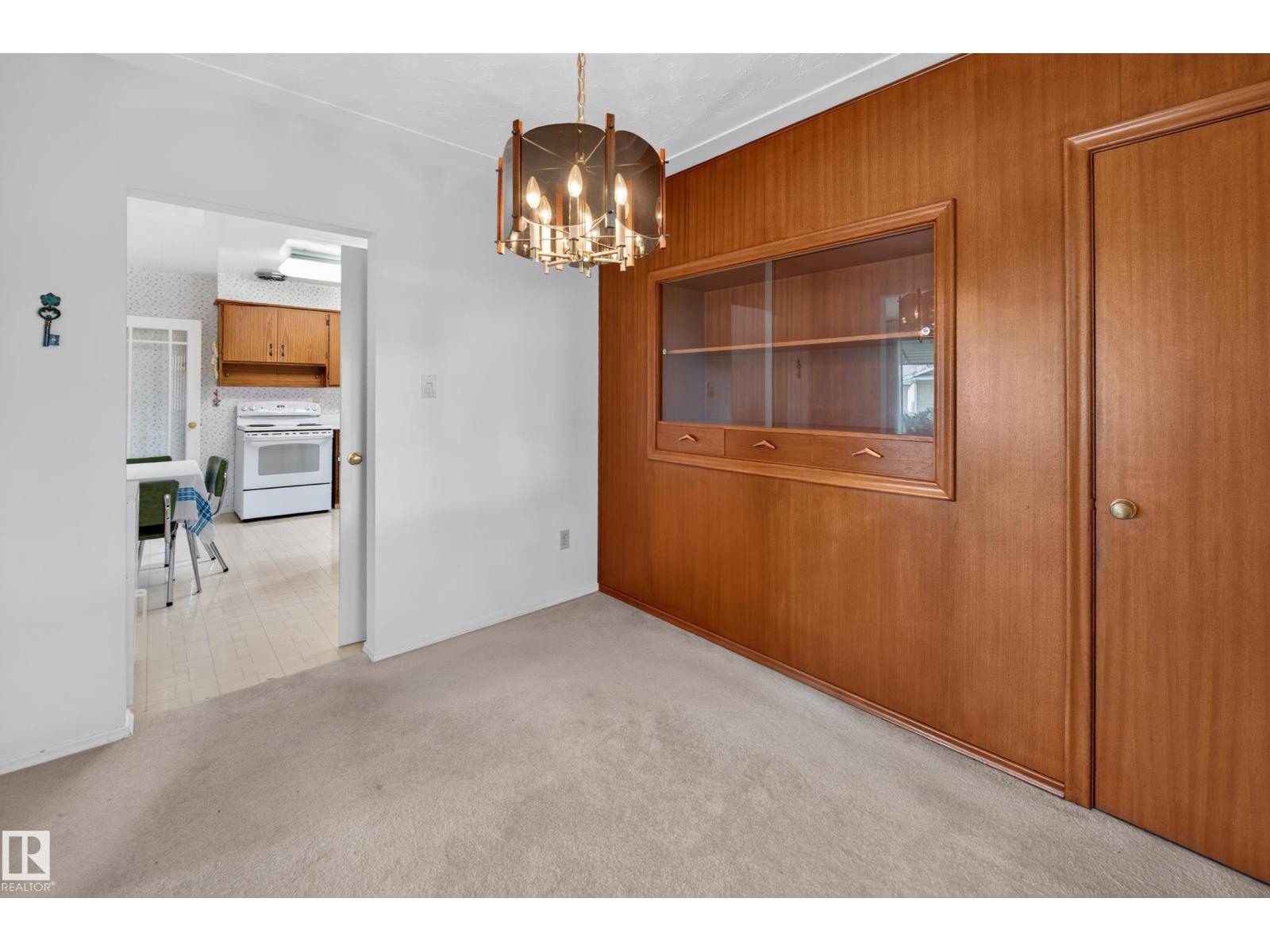 7704 104 AV NW - 12