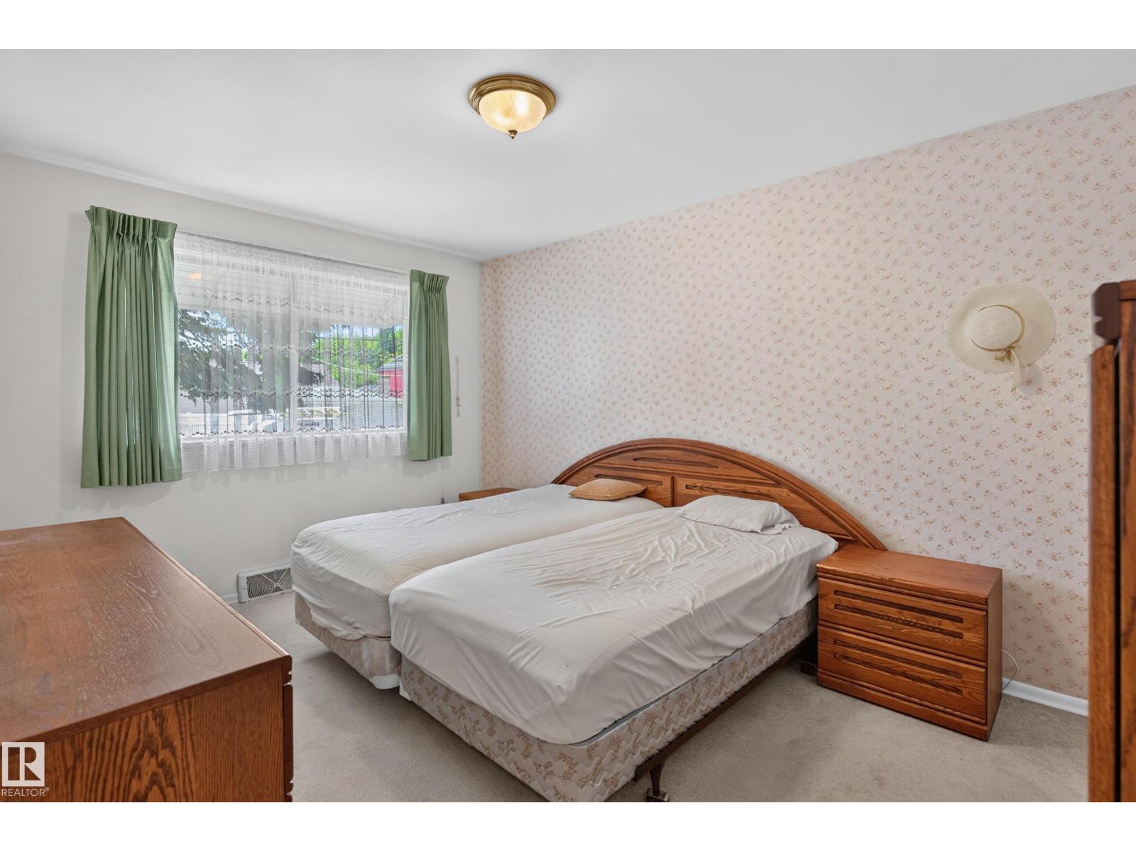 7704 104 AV NW - 19