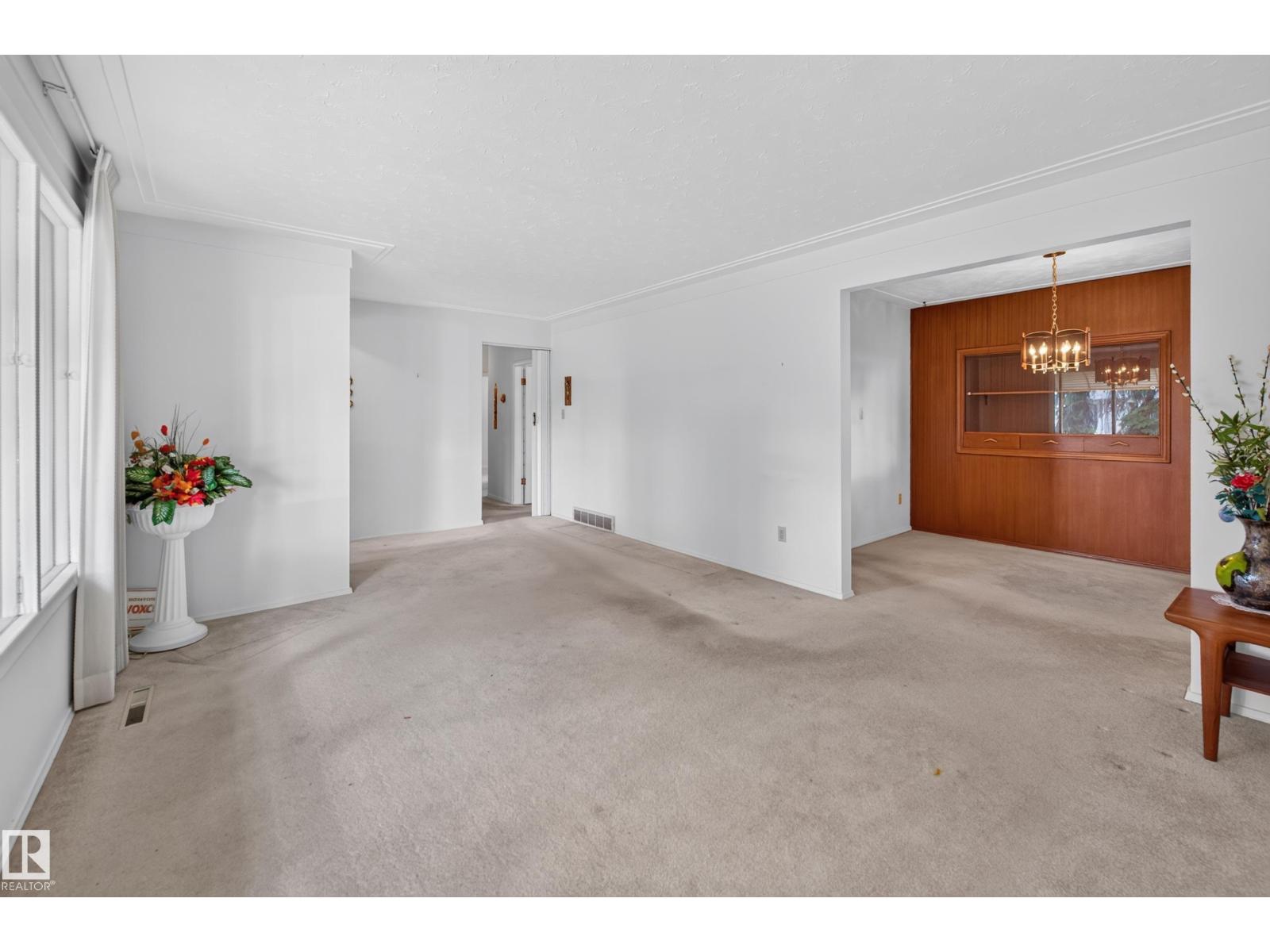 7704 104 AV NW - 5