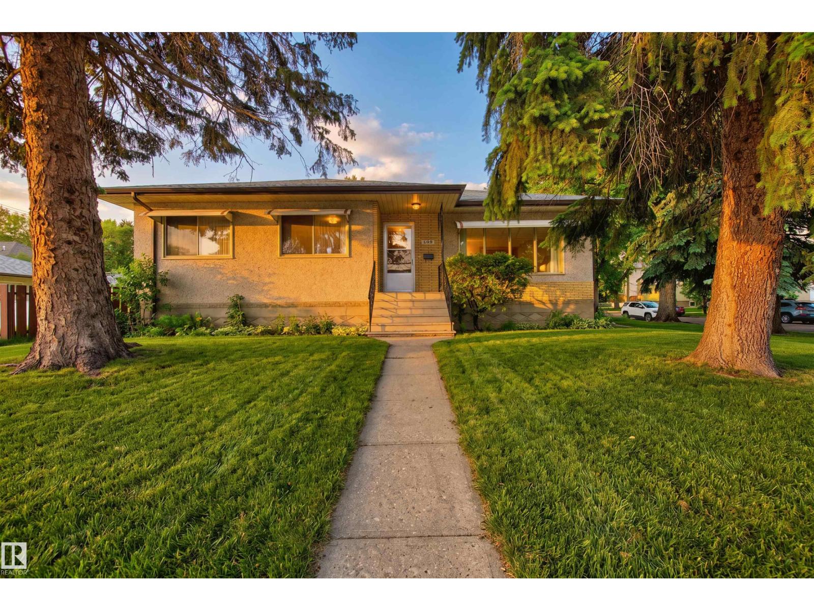 7704 104 AV NW - 1