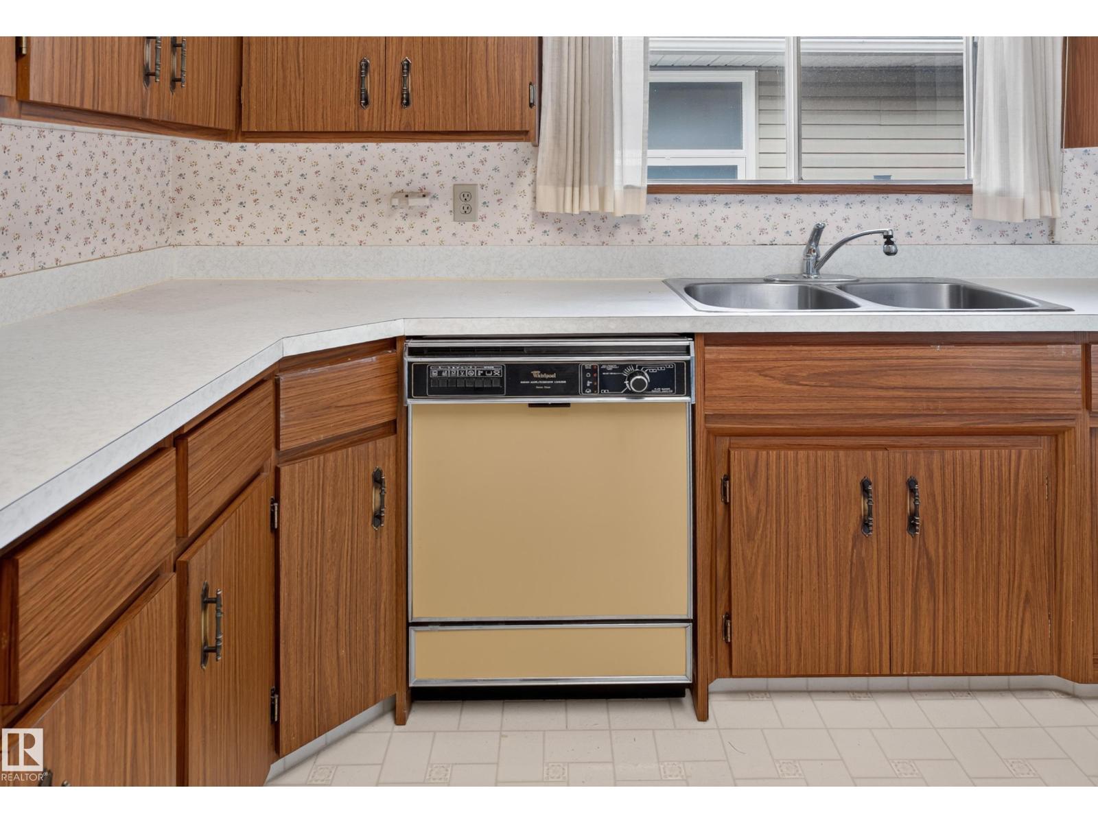 7704 104 AV NW - 17