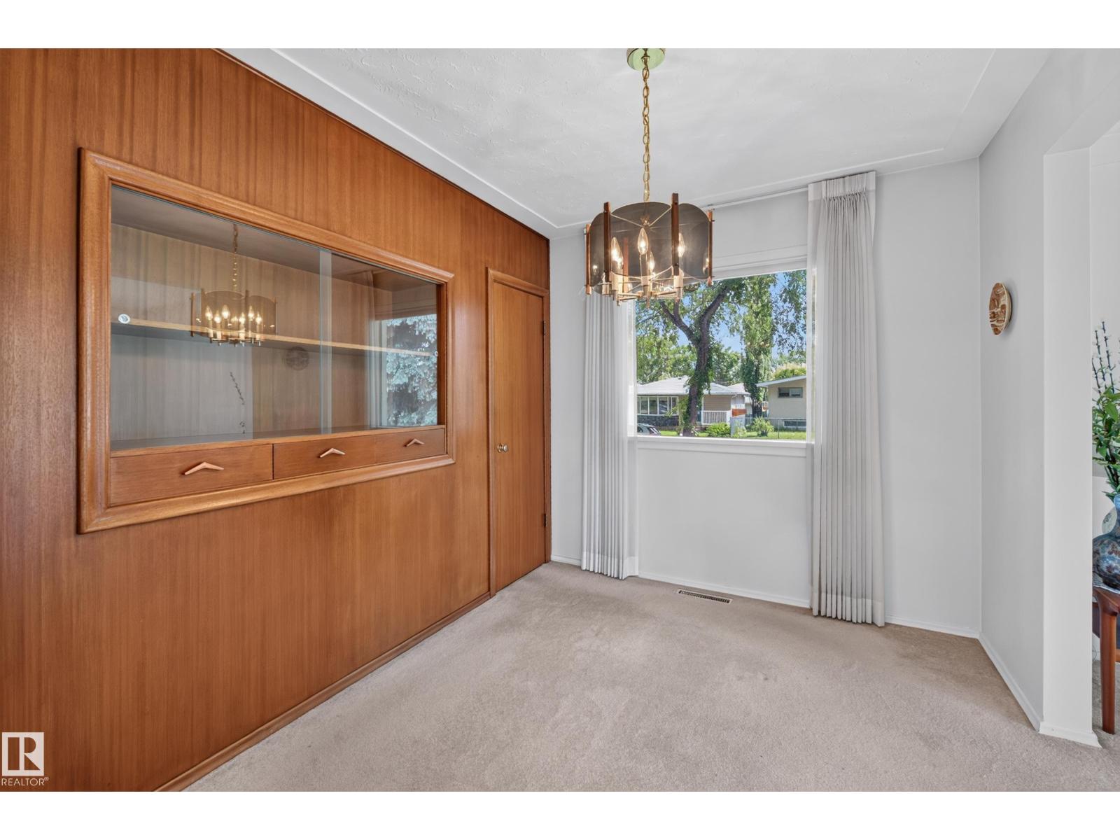 7704 104 AV NW - 9