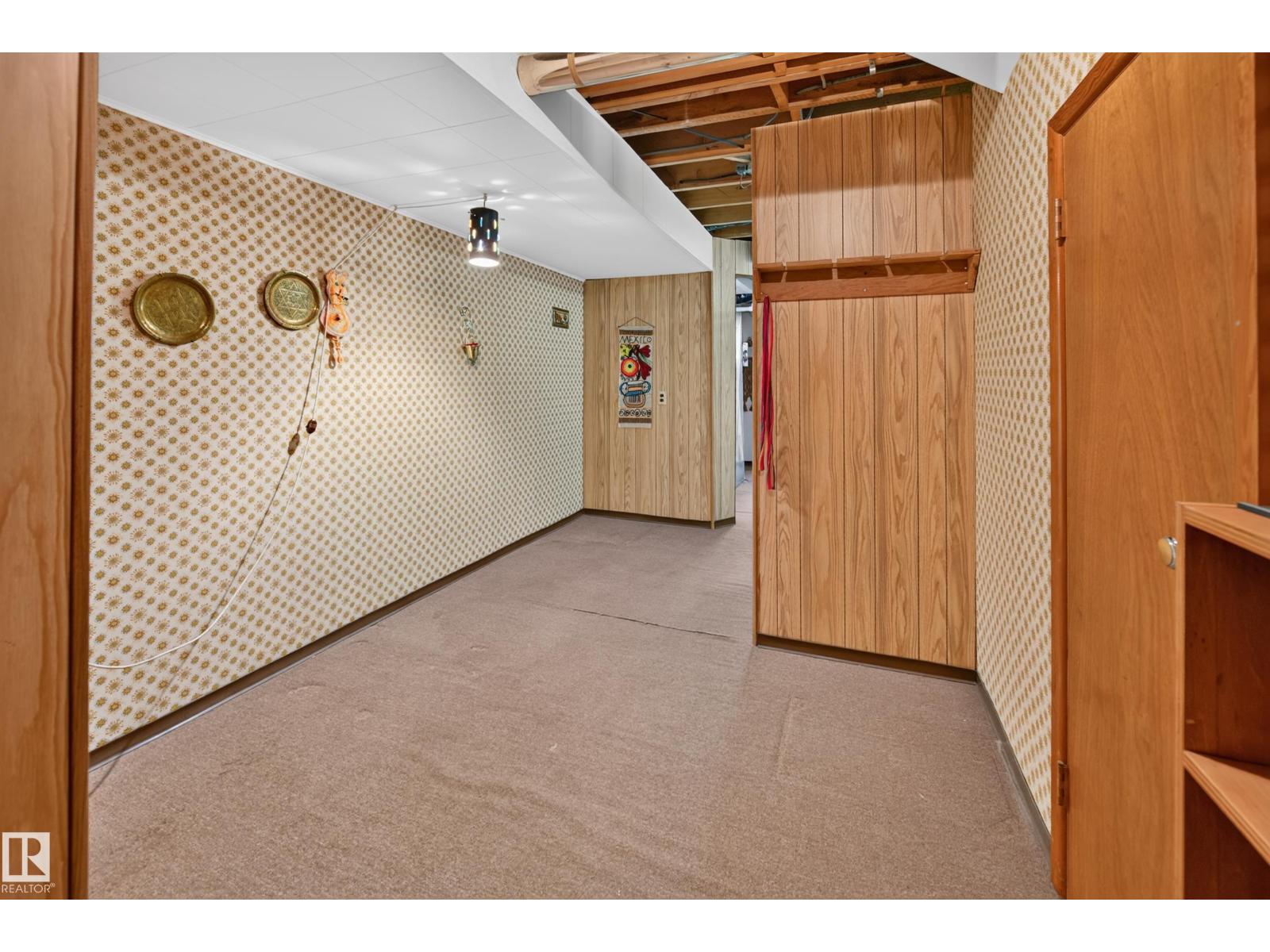 7704 104 AV NW - 50