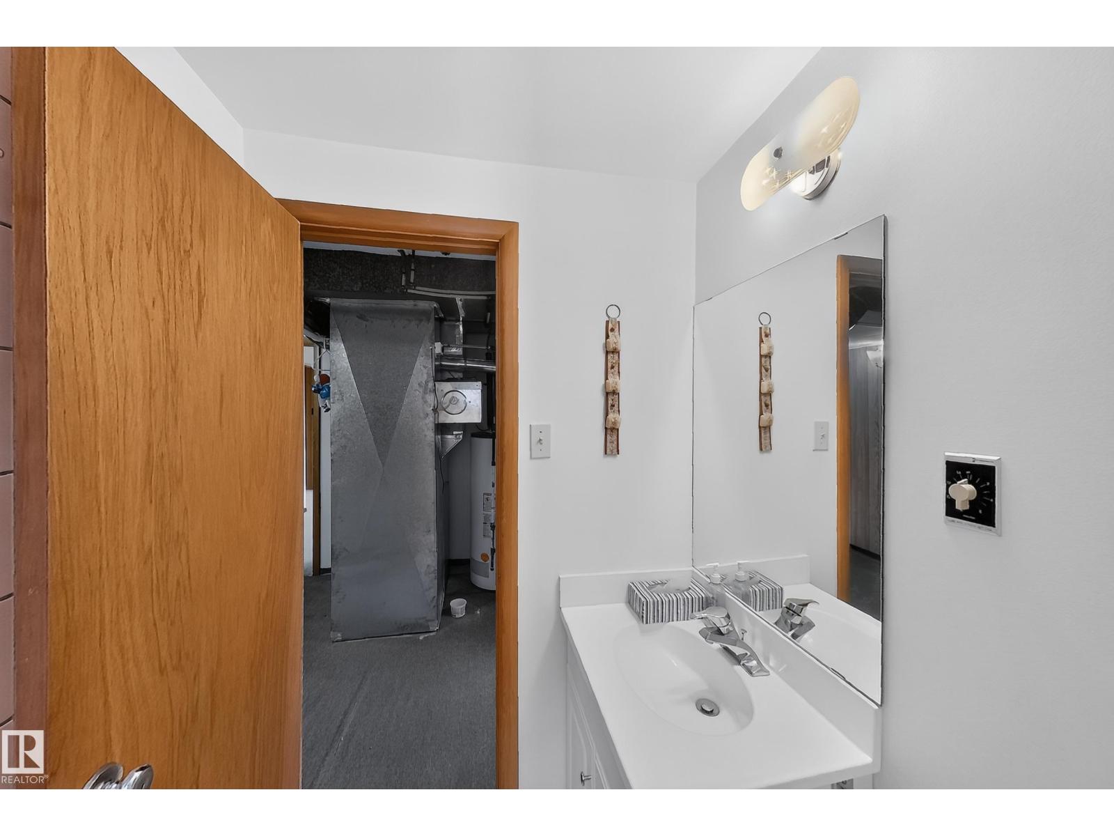 7704 104 AV NW - 49