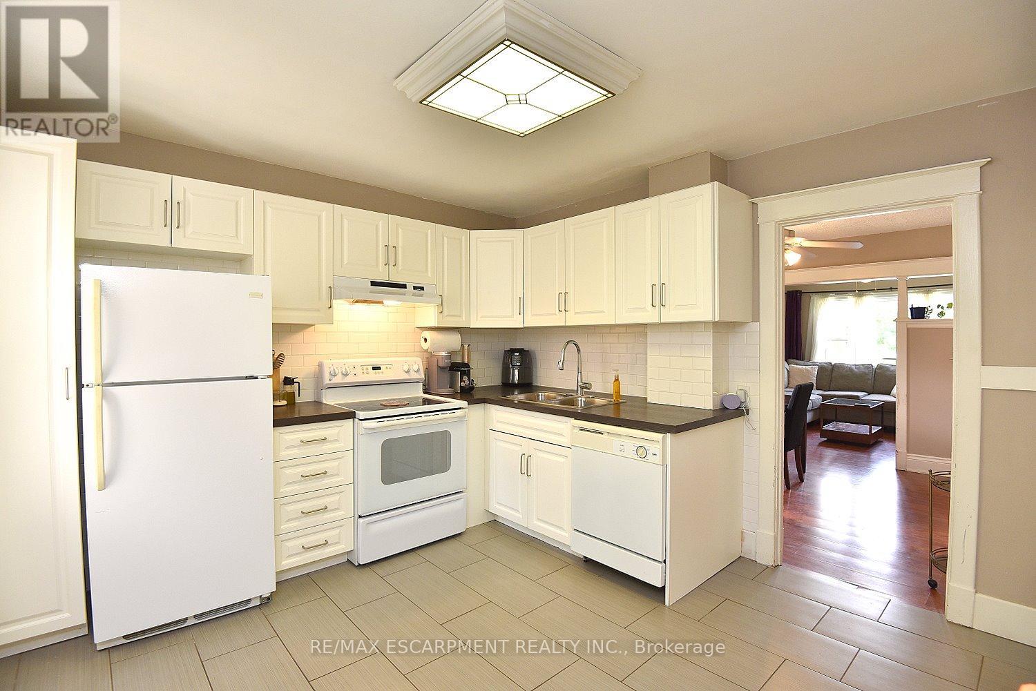 56 BARONS AVENUE N - 12