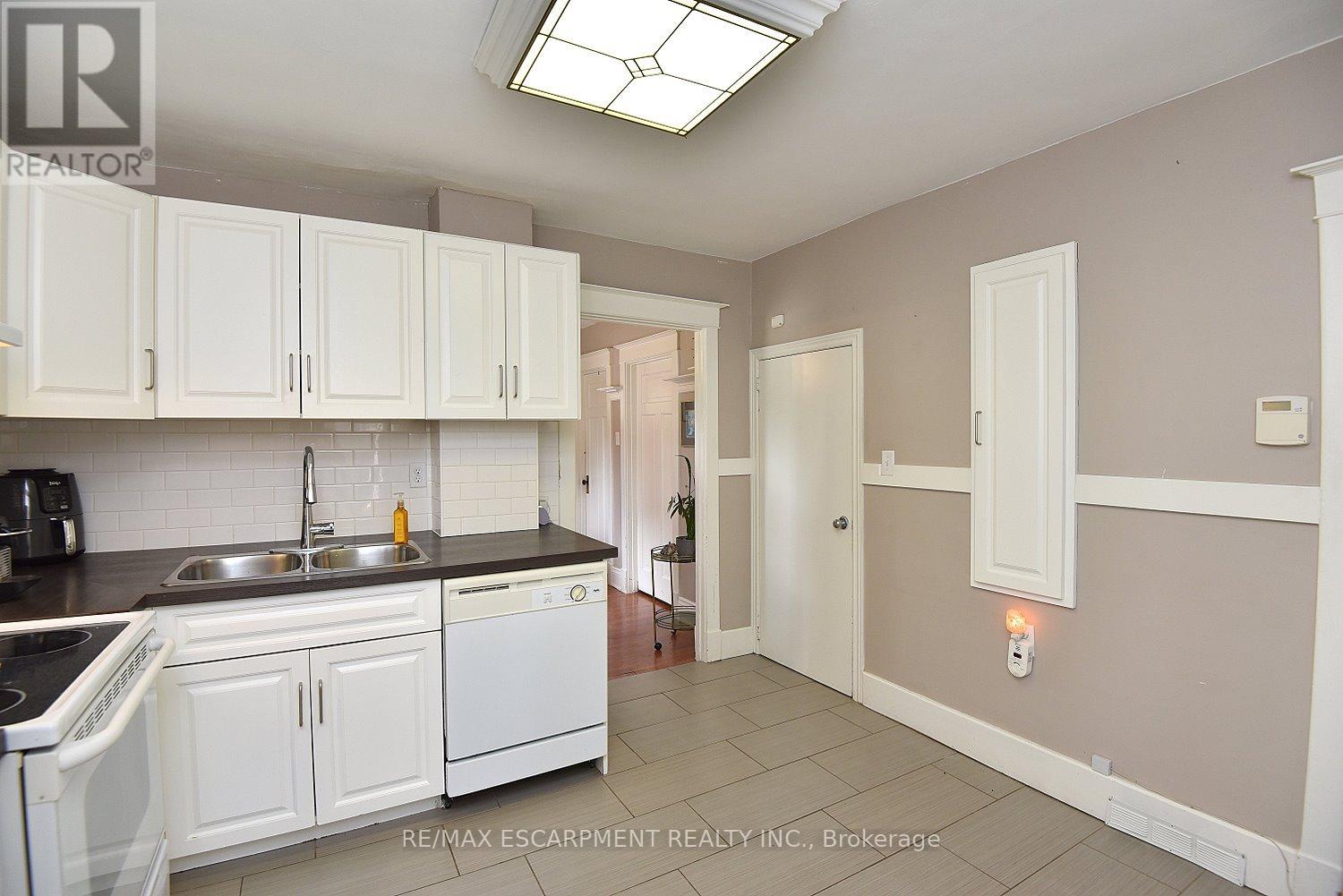 56 BARONS AVENUE N - 14