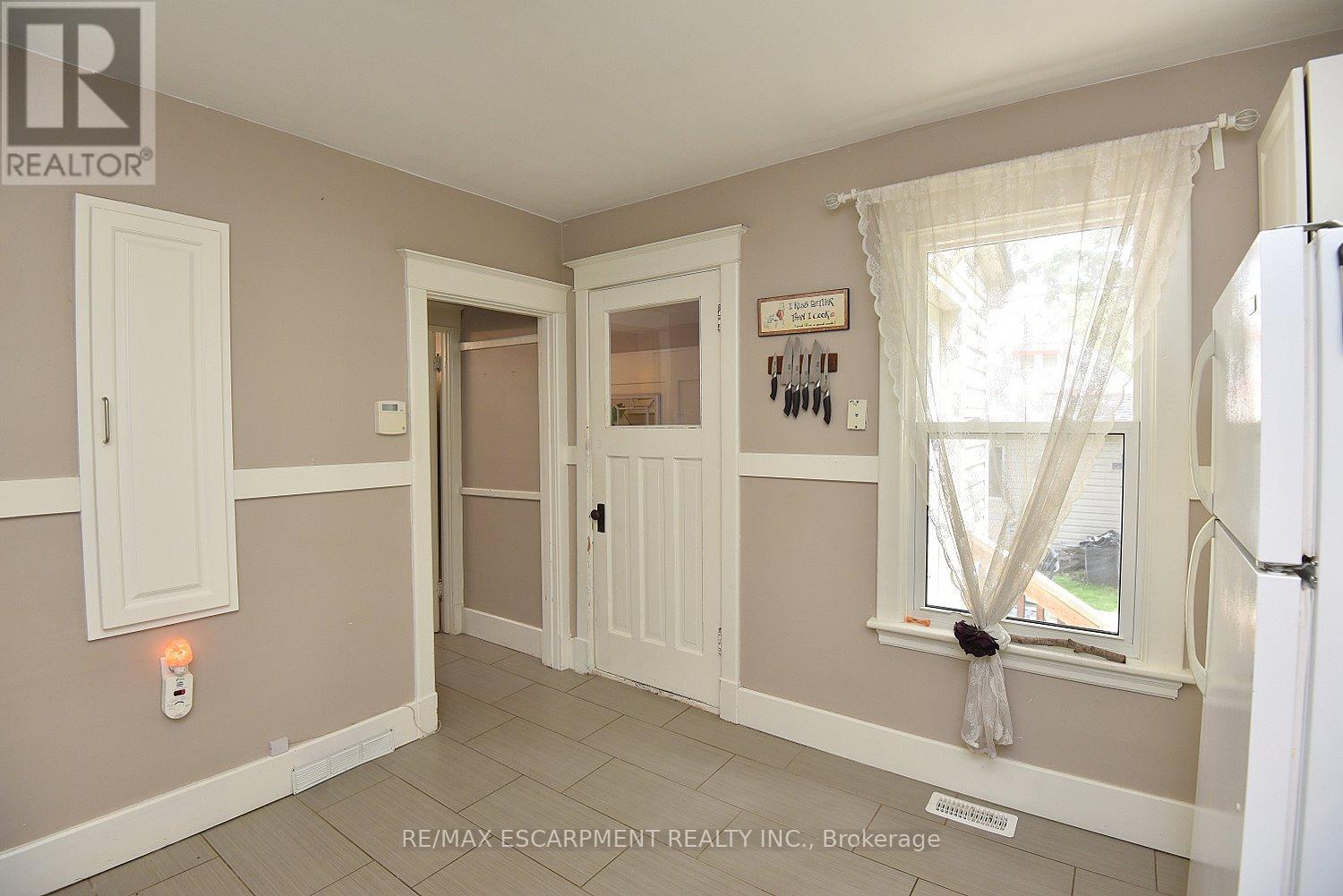 56 BARONS AVENUE N - 17