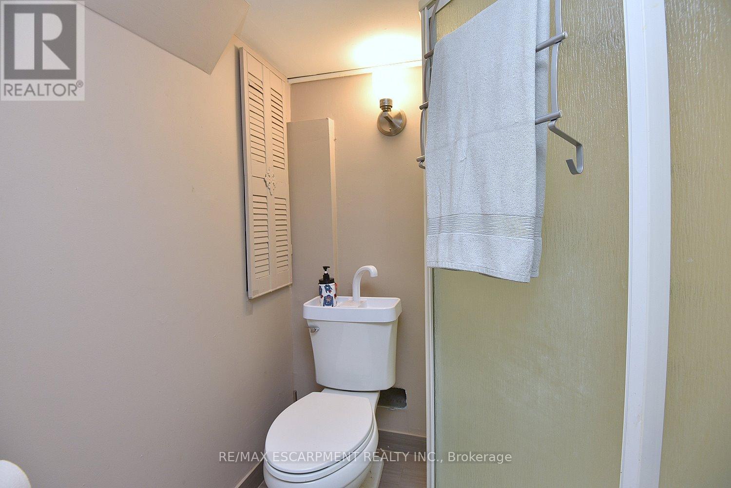 56 BARONS AVENUE N - 31