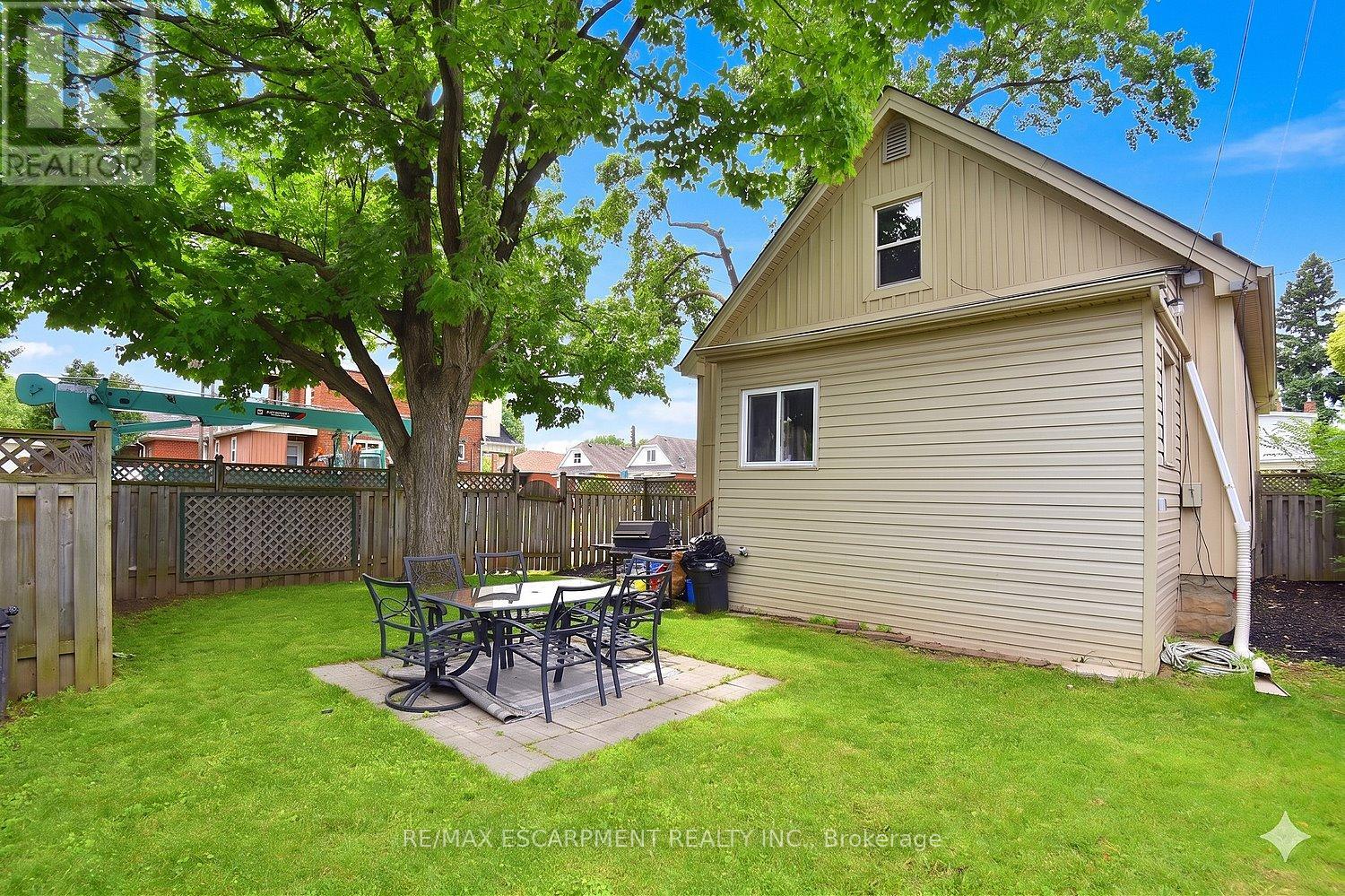 56 BARONS AVENUE N - 34