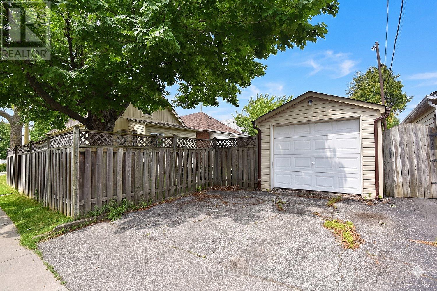 56 BARONS AVENUE N - 35