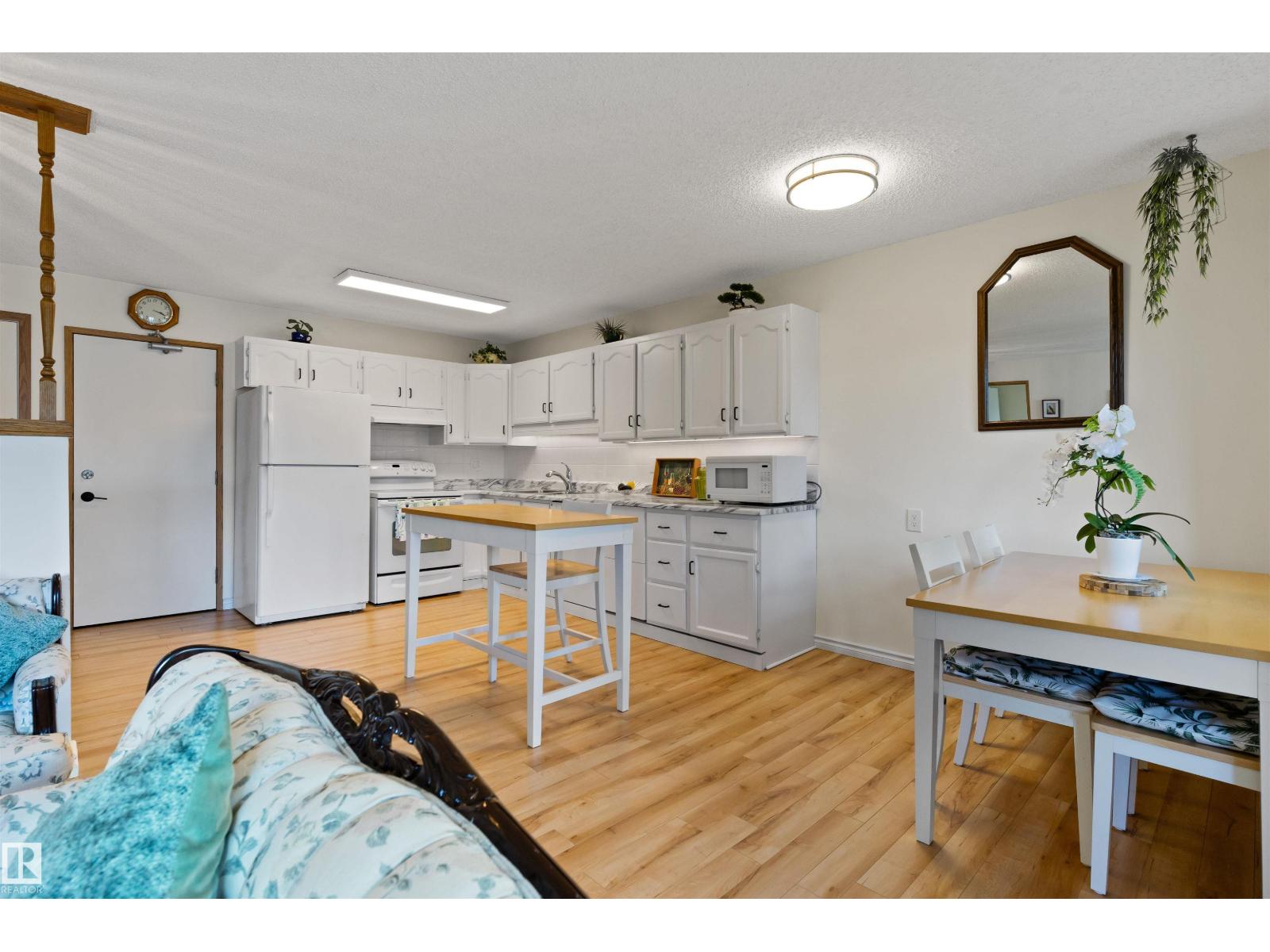 10642 153 AV NW - 10