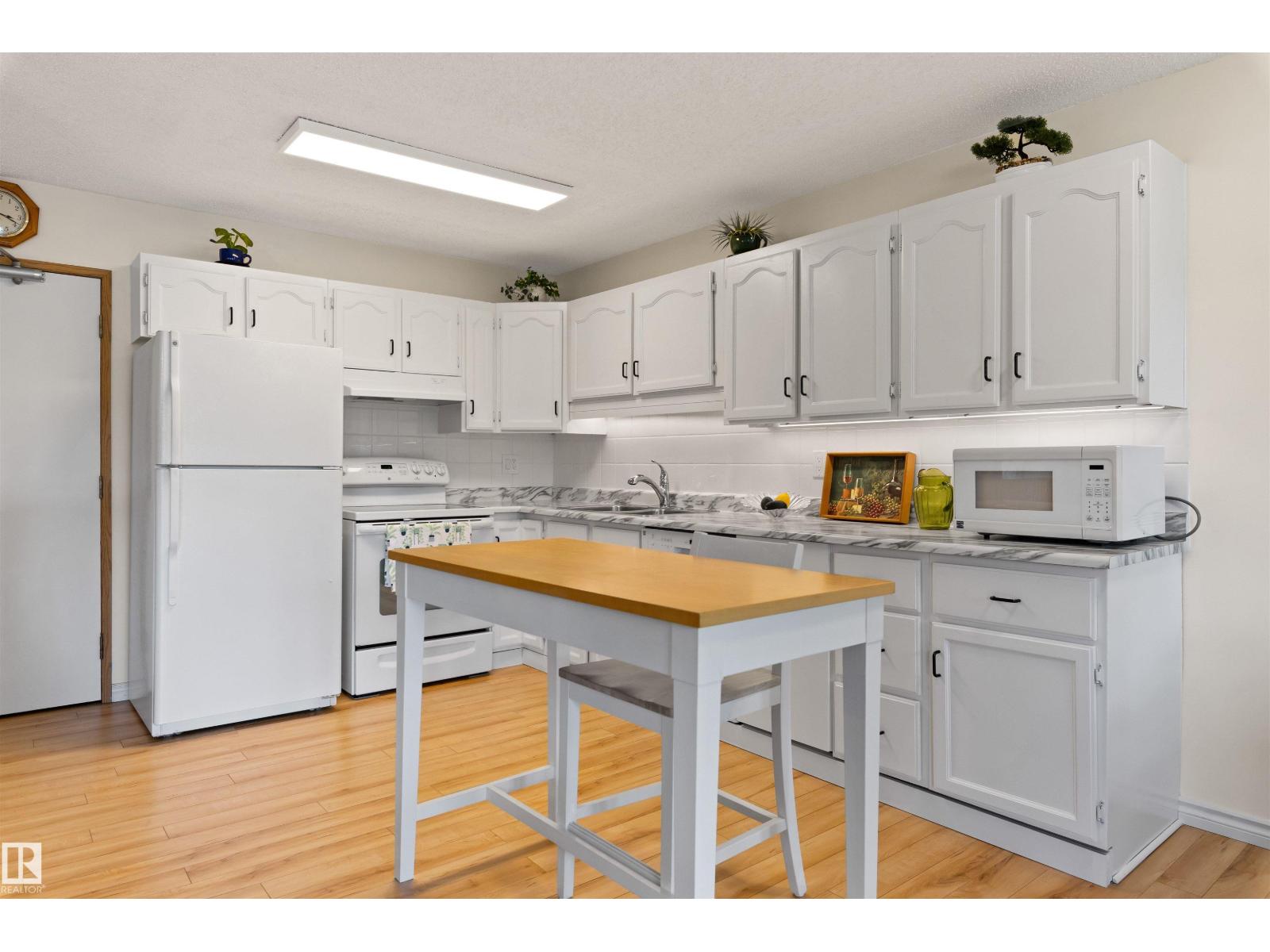 10642 153 AV NW - 11