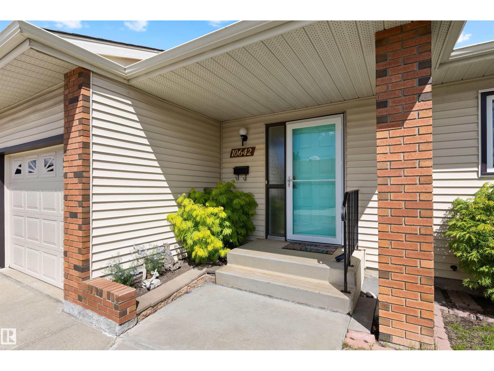 10642 153 AV NW - photo 2