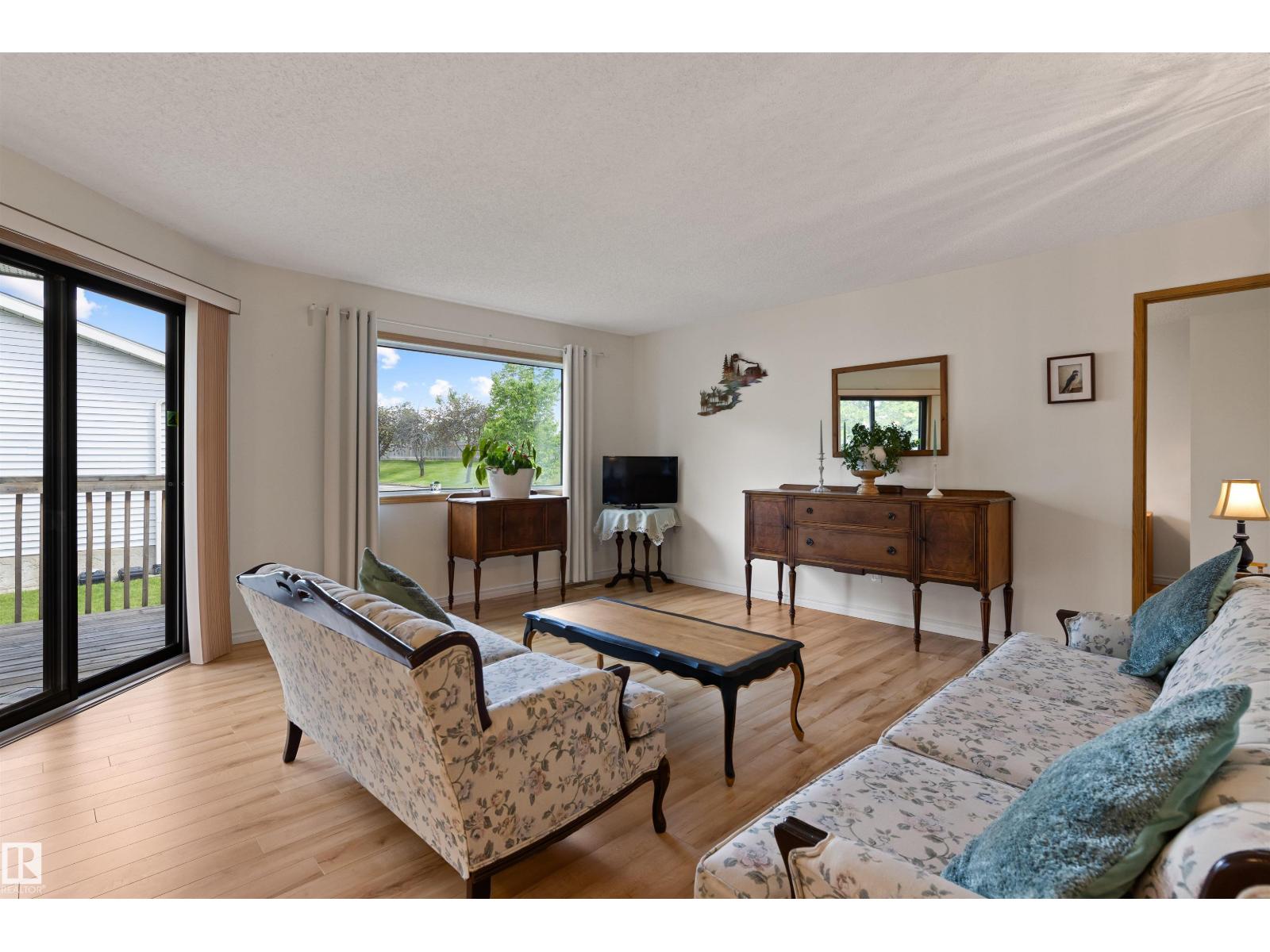 10642 153 AV NW - 8