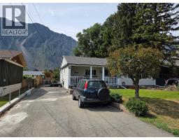 621 10th Avenue, Keremeos