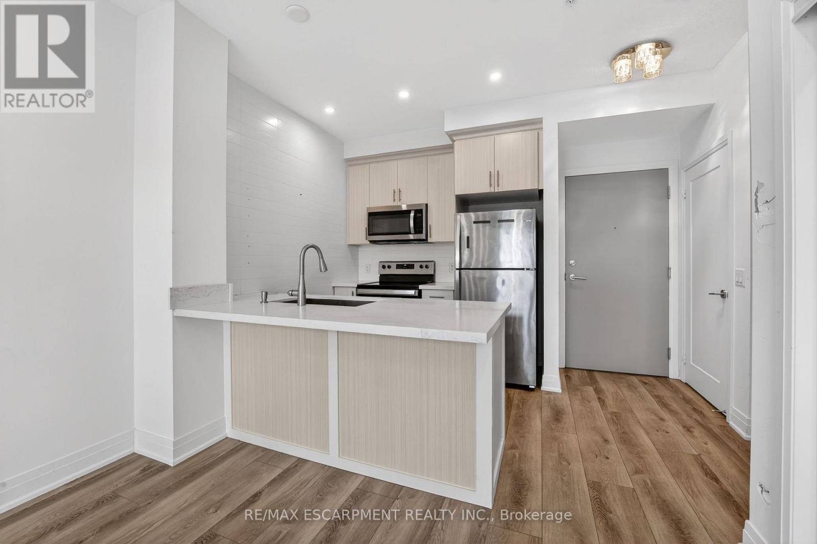 #548 16 CONCORD PLACE - 2