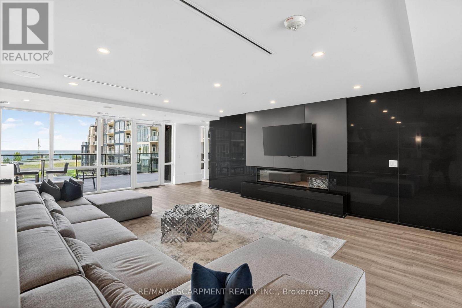 #548 16 CONCORD PLACE - 29