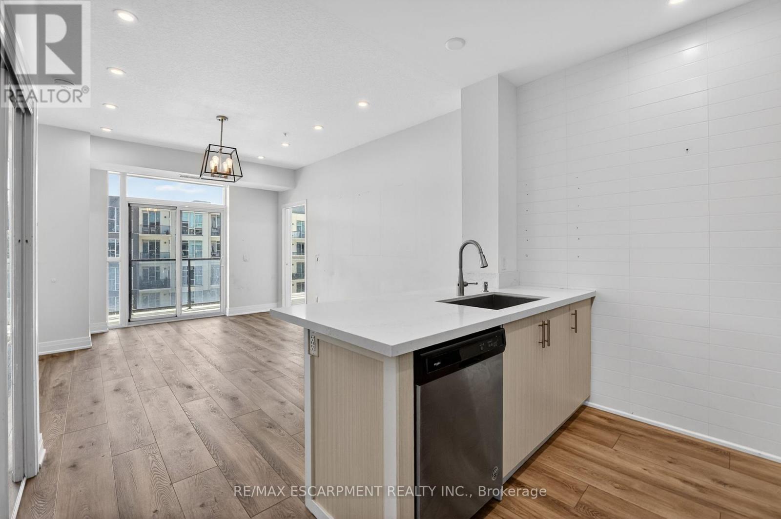 #548 16 CONCORD PLACE - 3