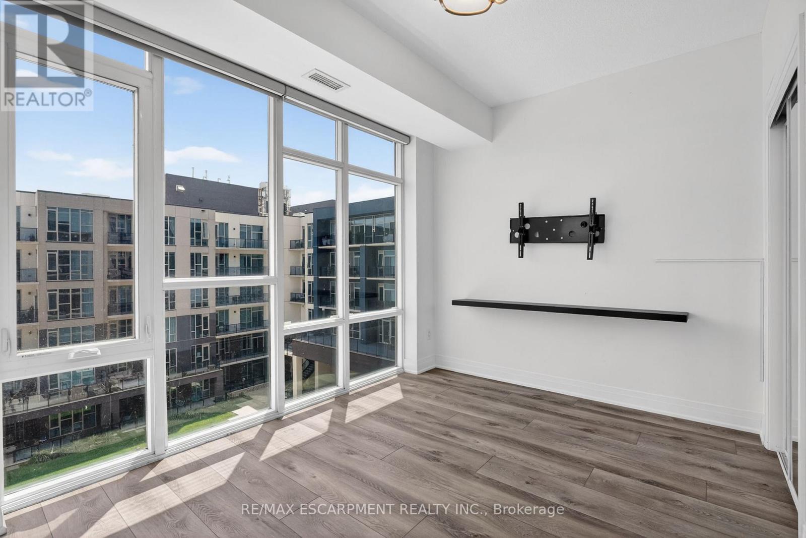#548 16 CONCORD PLACE - 4