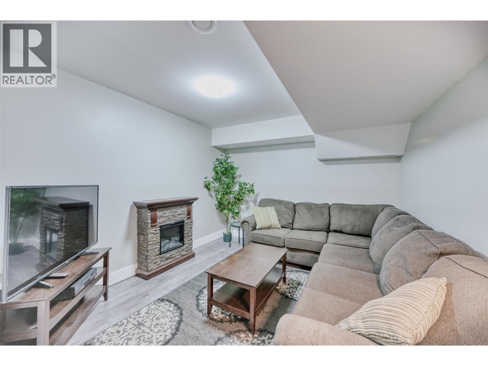 6950 CABERNET Place, Oliver