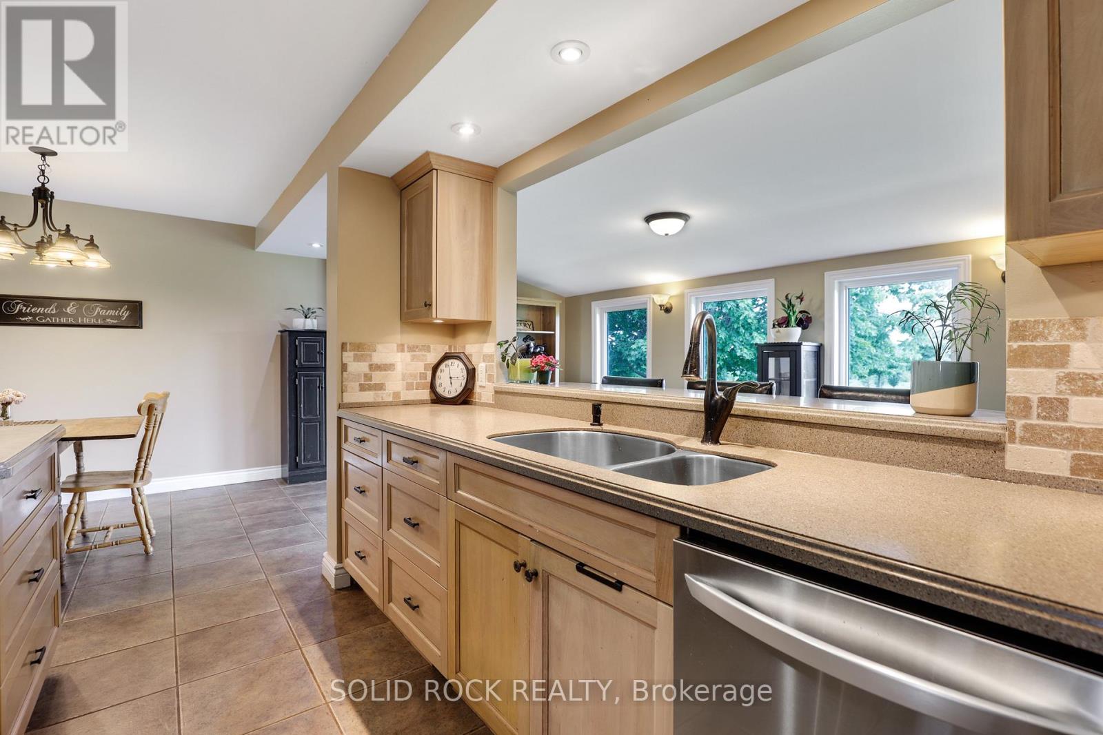 3 Bed, 2 Bath House for Sale in Ottawa – 1934 CARSONBY ROAD W, Ottawa – MLS# X13490600 - Image 11