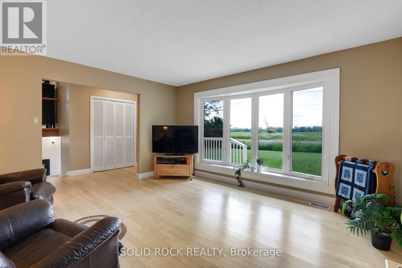 3 Bed, 2 Bath House for Sale in Ottawa – 1934 CARSONBY ROAD W, Ottawa – MLS# X13490600 - Image 8