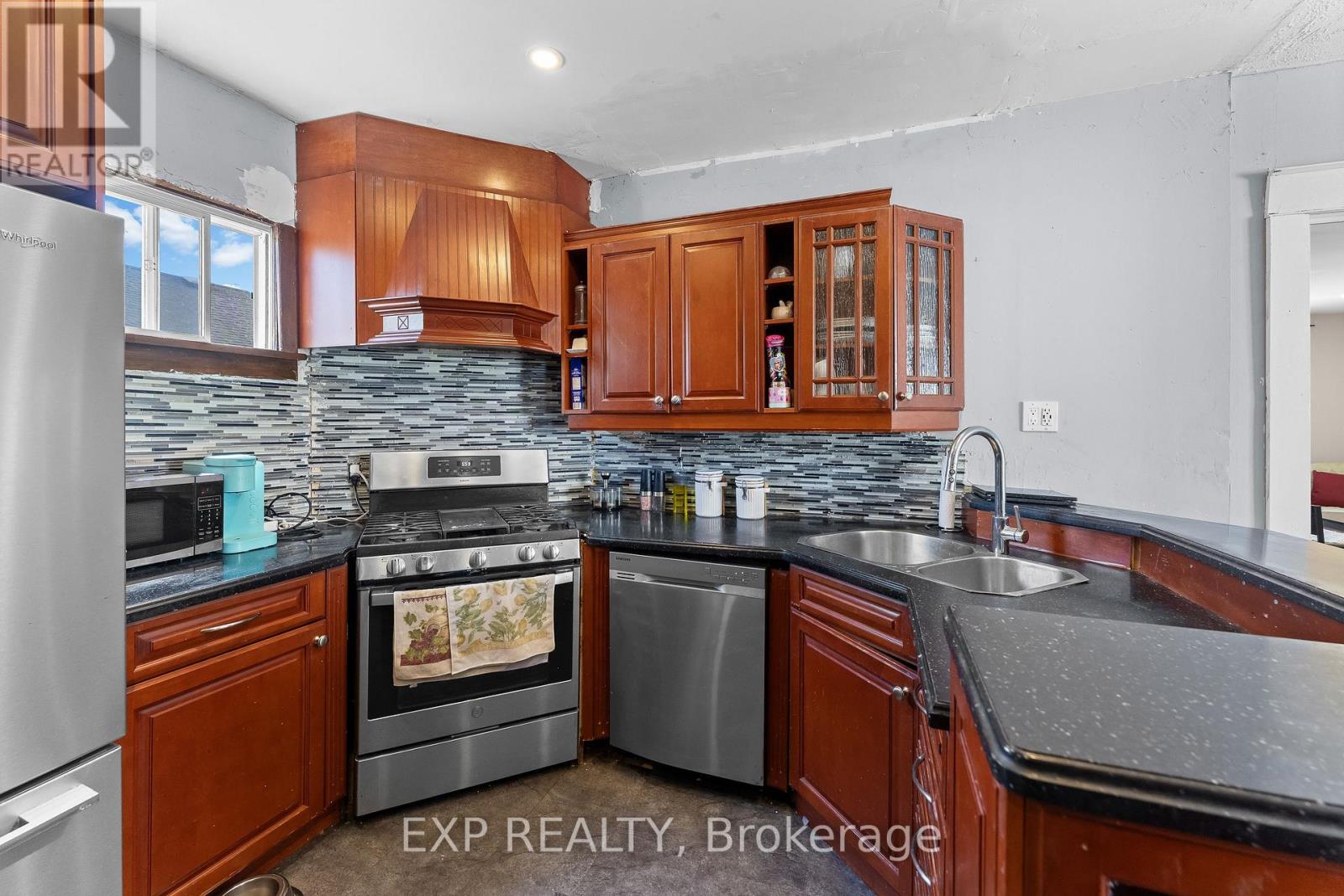221 BOWEN ROAD - 11