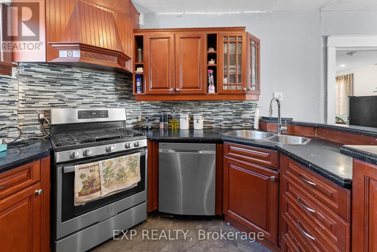 221 BOWEN ROAD - 12