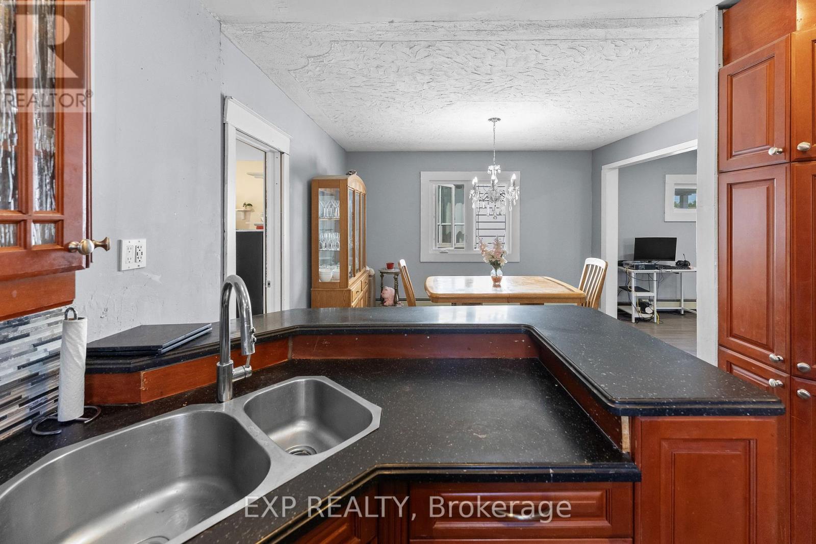 221 BOWEN ROAD - 13