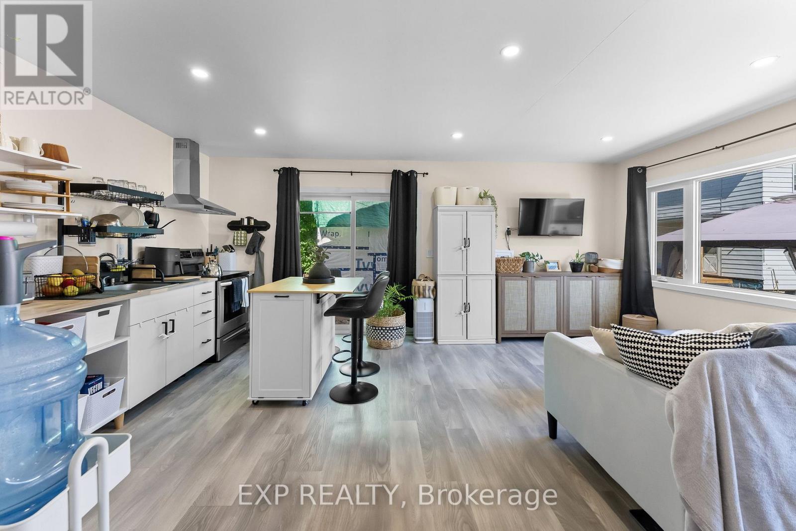 221 BOWEN ROAD - 34