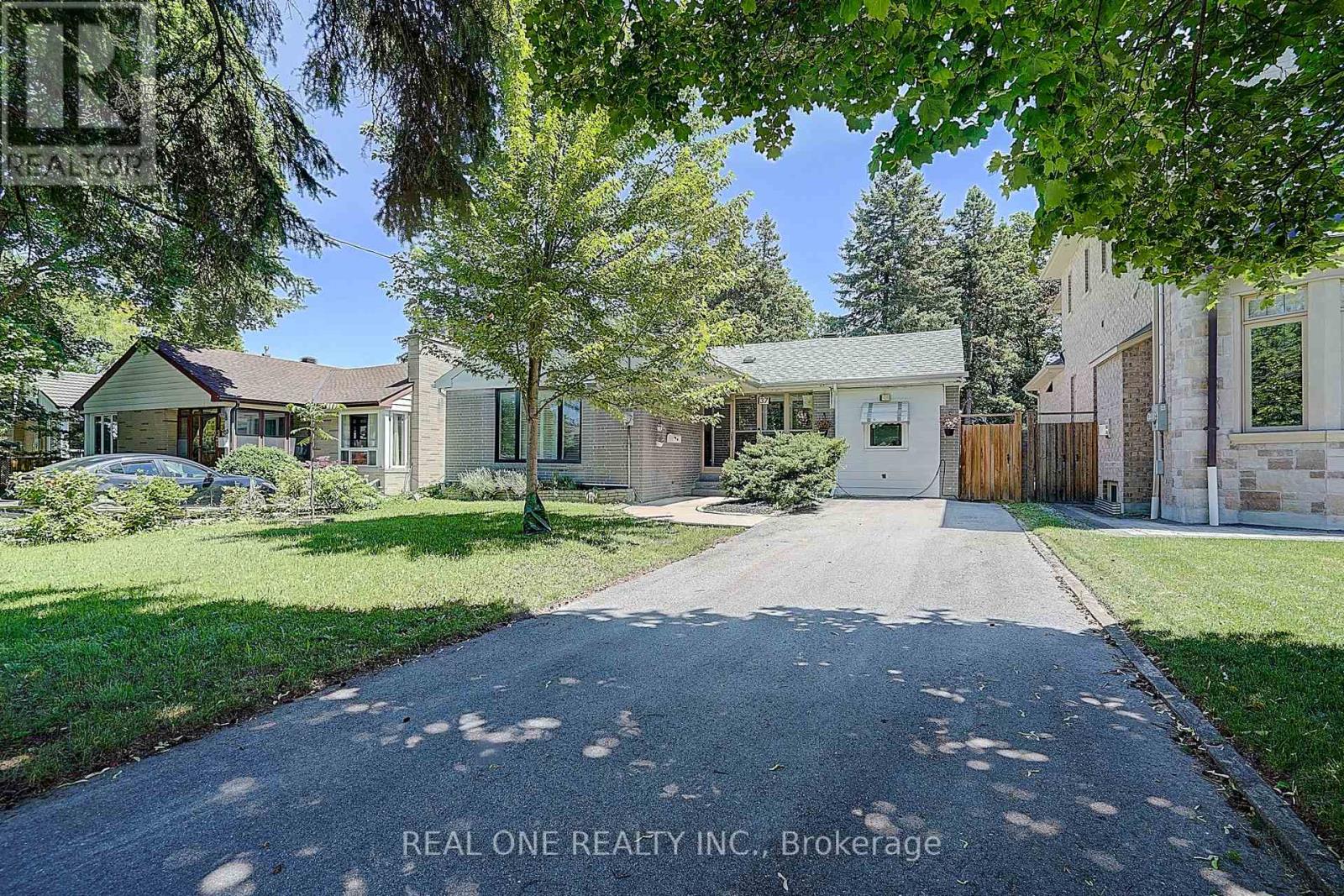 37 LAURALYNN CRESCENT - 1