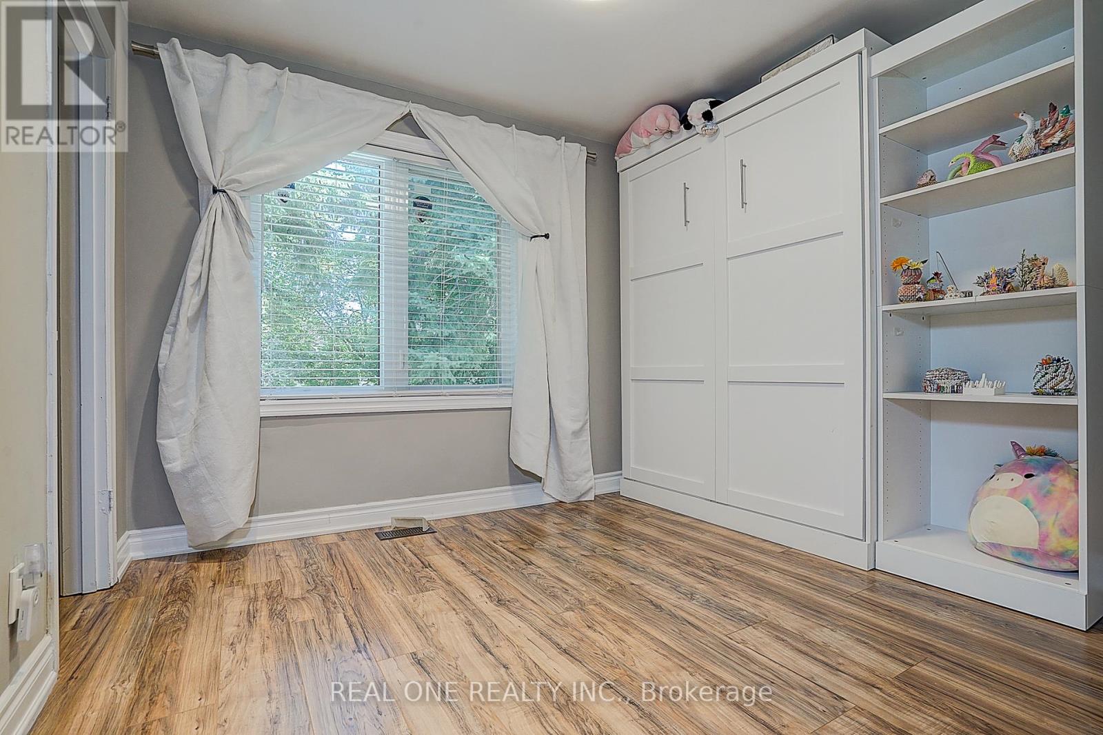 37 LAURALYNN CRESCENT - 13
