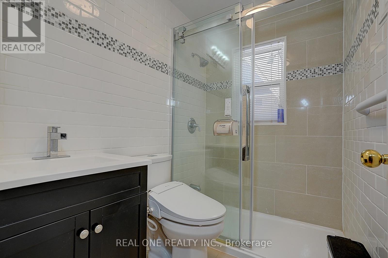 37 LAURALYNN CRESCENT - 16