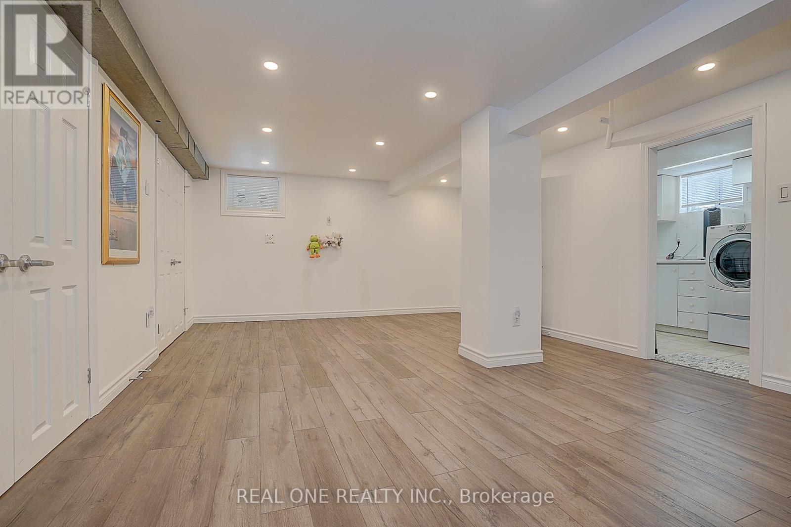 37 LAURALYNN CRESCENT - 17
