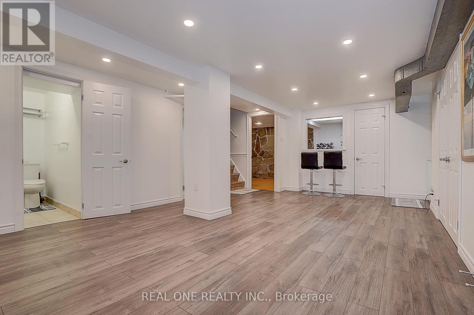 37 LAURALYNN CRESCENT - 18