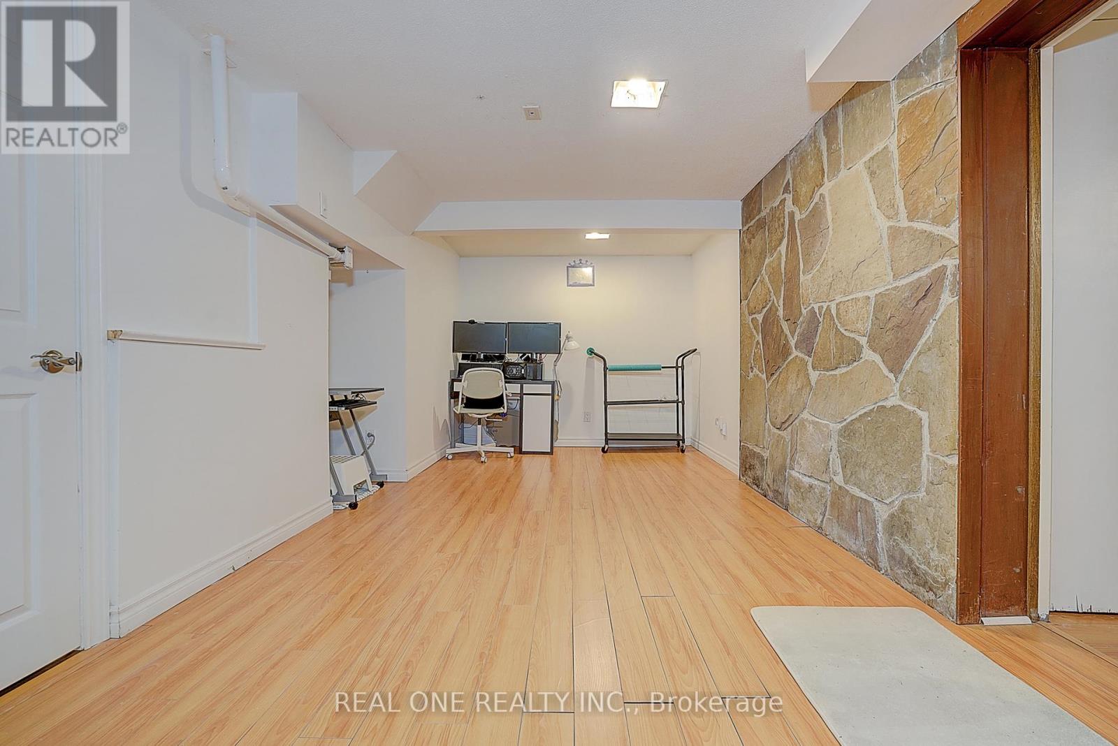 37 LAURALYNN CRESCENT - 19