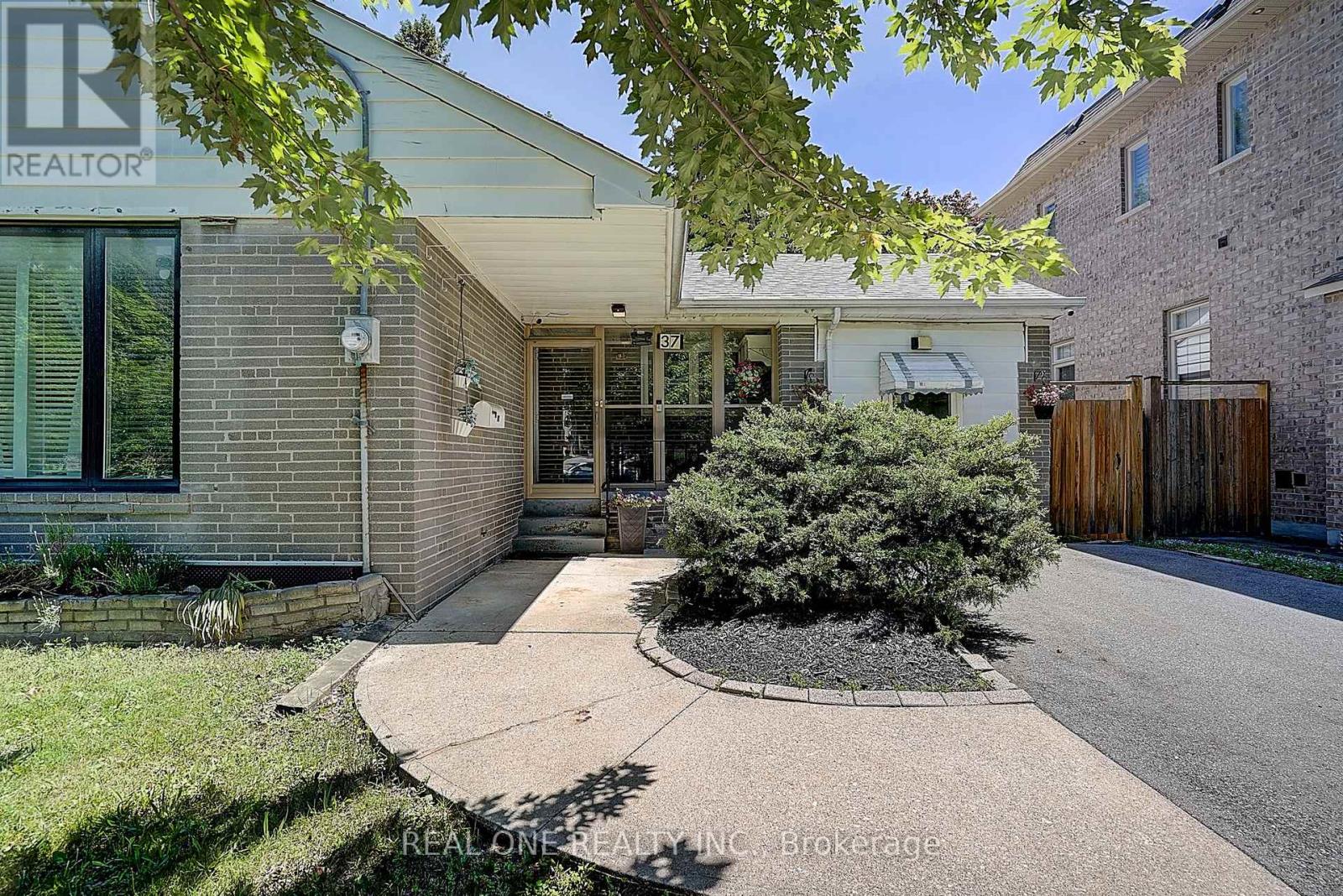 37 LAURALYNN CRESCENT - 2