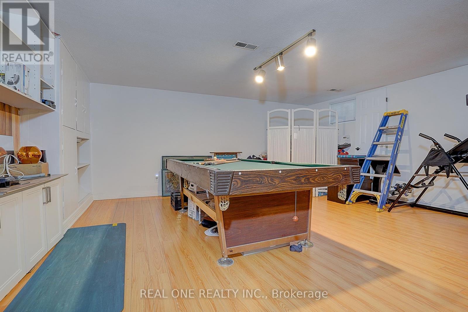 37 LAURALYNN CRESCENT - 21