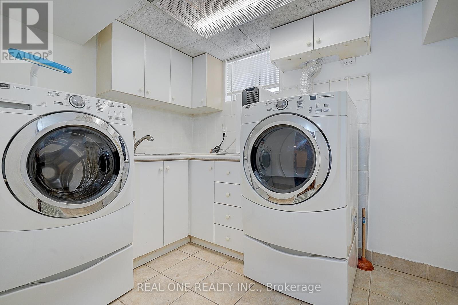 37 LAURALYNN CRESCENT - 23