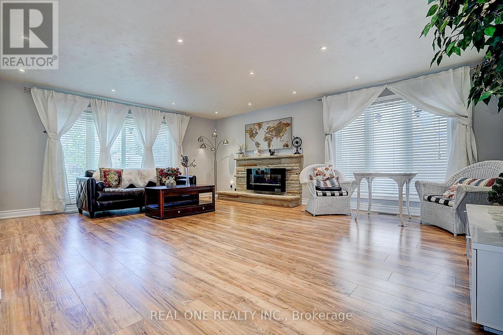 37 LAURALYNN CRESCENT - 4