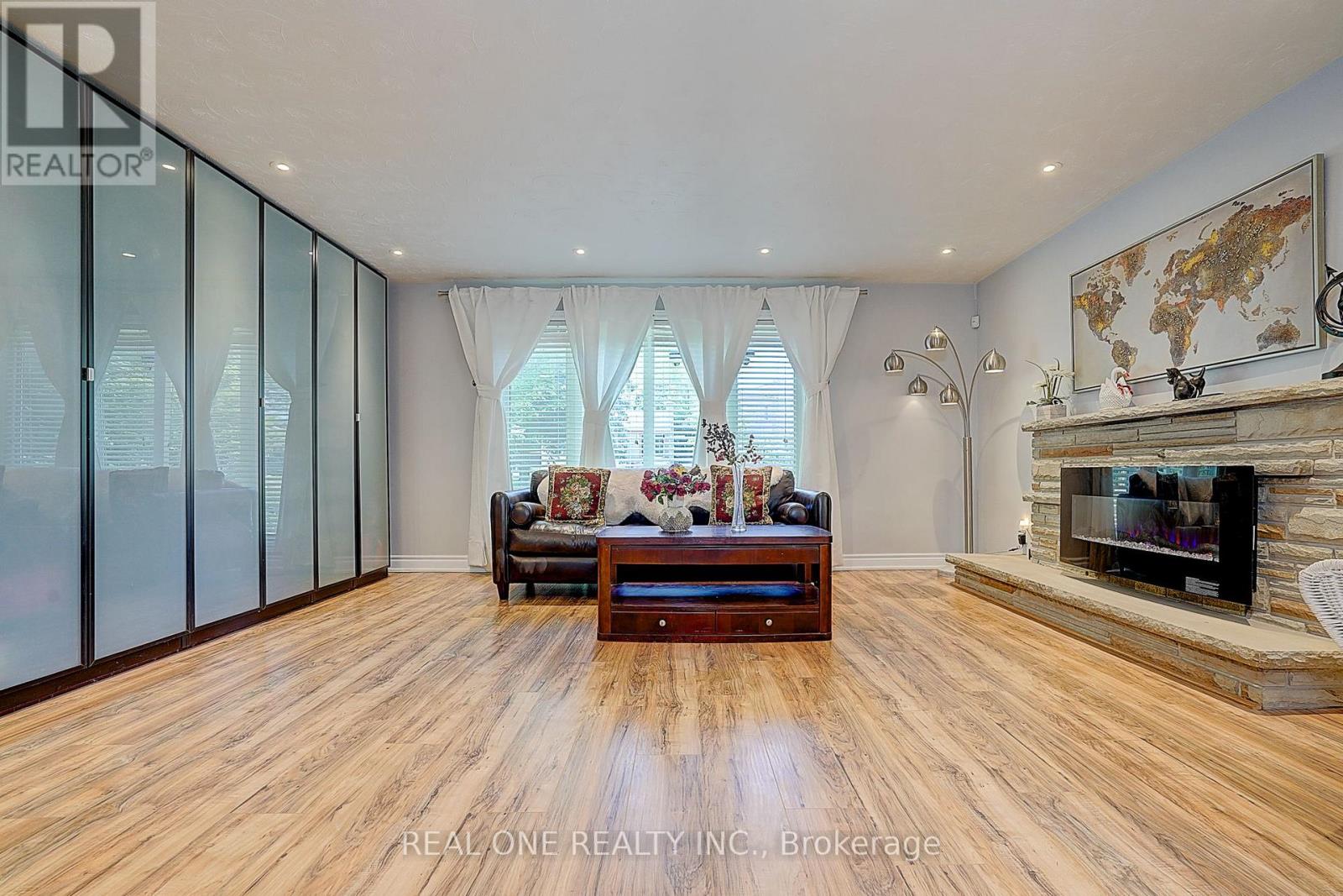 37 LAURALYNN CRESCENT - 5